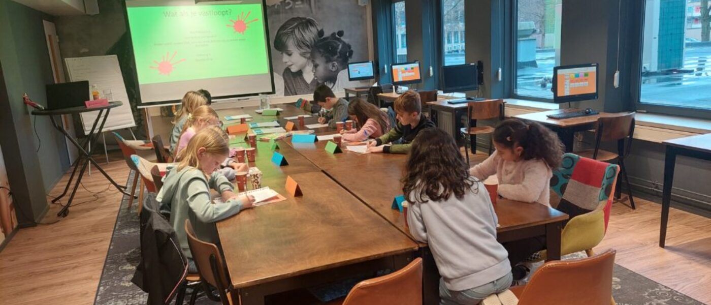 kinderen volgen de workshop pen je hart