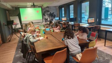 kinderen volgen de workshop pen je hart