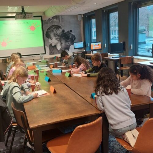 kinderen volgen de workshop pen je hart